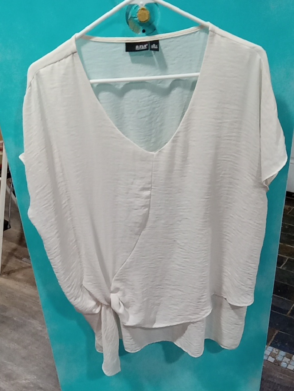 (550) Lightweight White V-Neck Tie-Hem Blouse